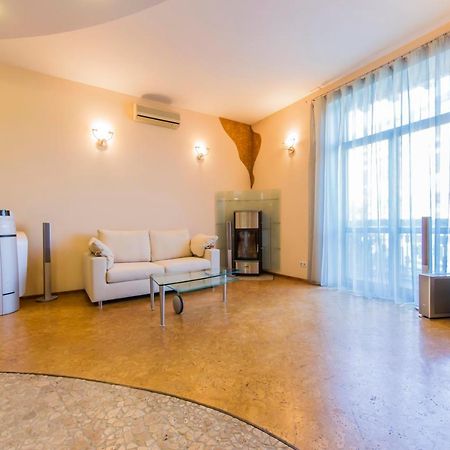 3-Room Apartments On Khreshchatyk. Building With Star เคียฟ ภายนอก รูปภาพ