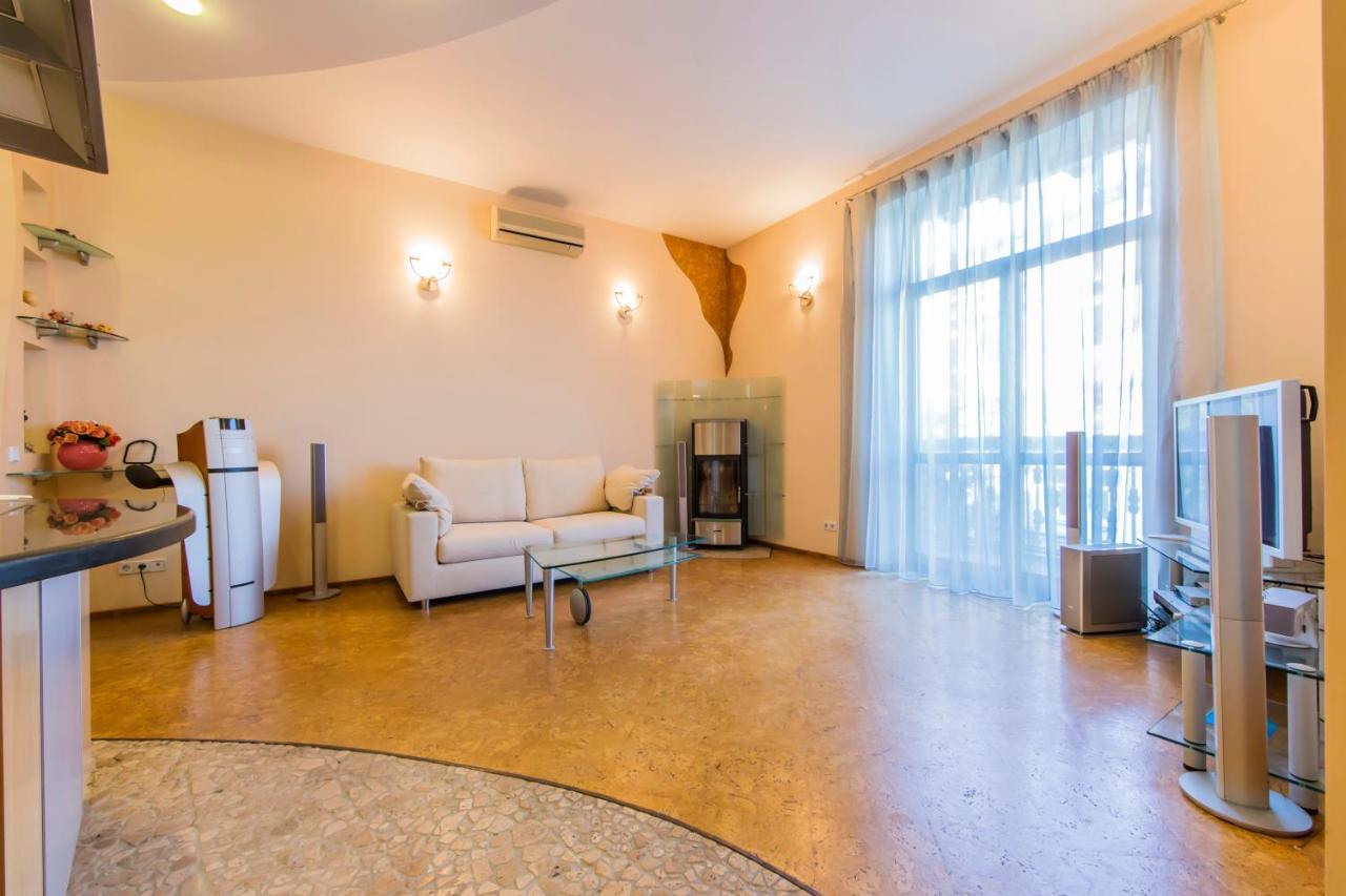 3-Room Apartments On Khreshchatyk. Building With Star เคียฟ ภายนอก รูปภาพ
