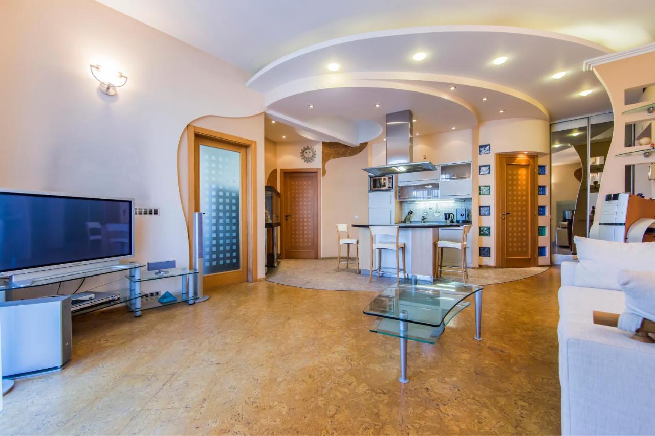 3-Room Apartments On Khreshchatyk. Building With Star เคียฟ ภายนอก รูปภาพ