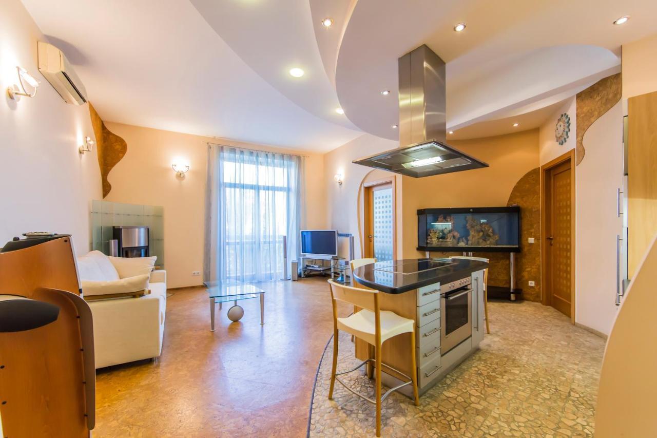 3-Room Apartments On Khreshchatyk. Building With Star เคียฟ ภายนอก รูปภาพ