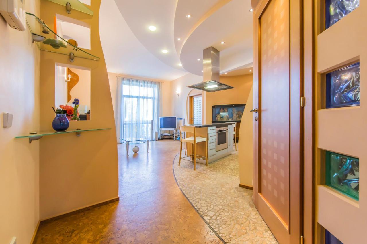 3-Room Apartments On Khreshchatyk. Building With Star เคียฟ ภายนอก รูปภาพ