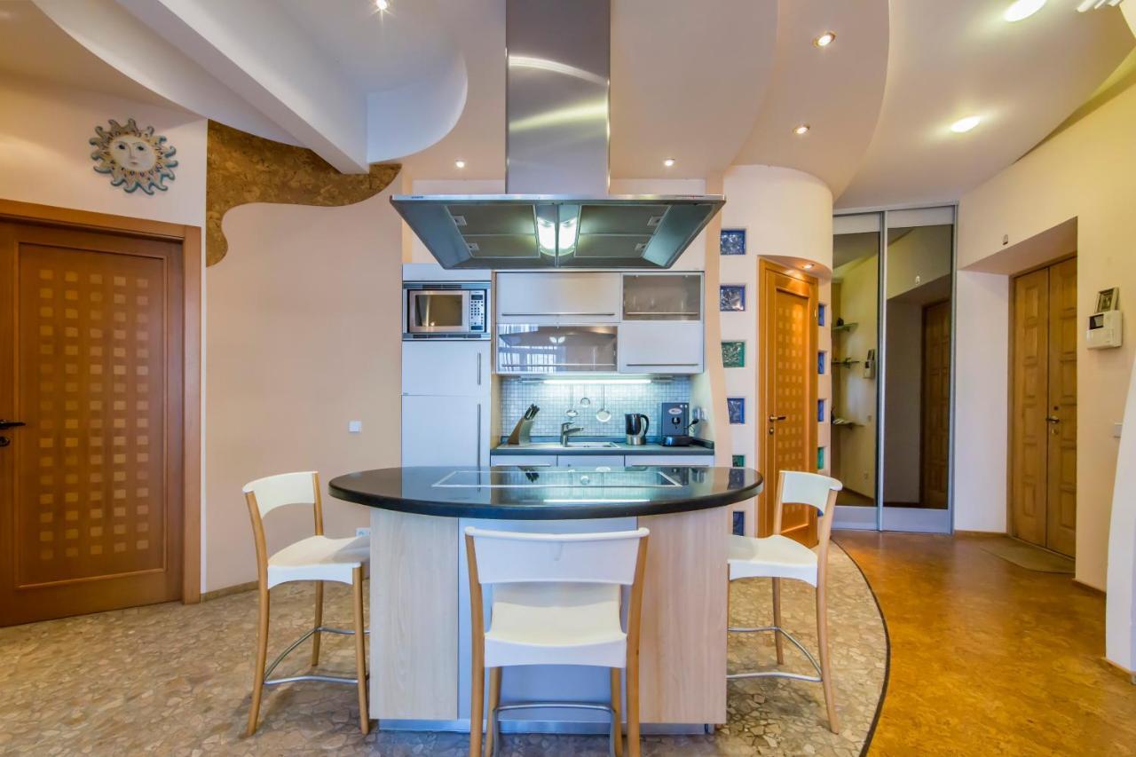 3-Room Apartments On Khreshchatyk. Building With Star เคียฟ ภายนอก รูปภาพ